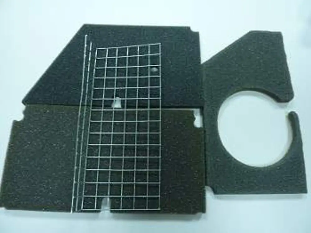 Schaumstoffisolierung für Luftkästen, bestehend aus mehreren Teilen in grauer Farbe, mit einem Gitterelement. Produkt von Remeha.